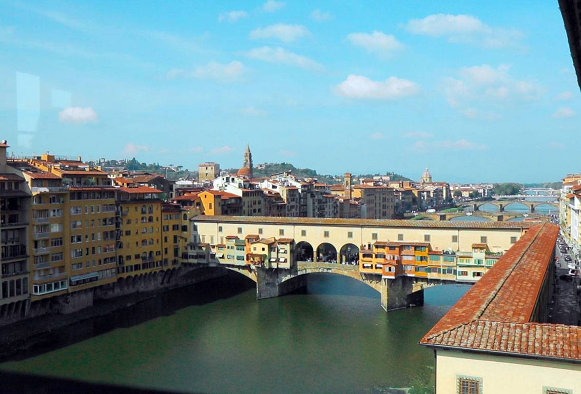 With our Vasari Corridor discovery walking tour you will learn everything about its history and secrets