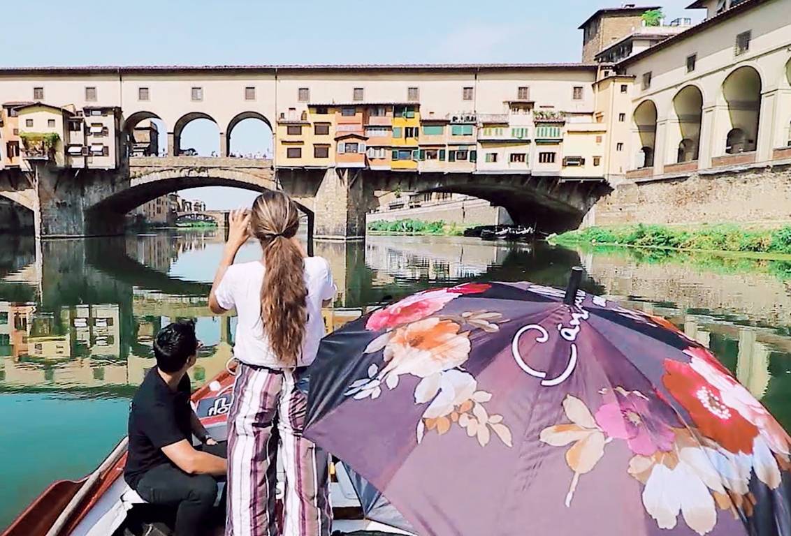 See Florence from a totally different perspective: admire the Pontevecchio (old bridge) from the bank